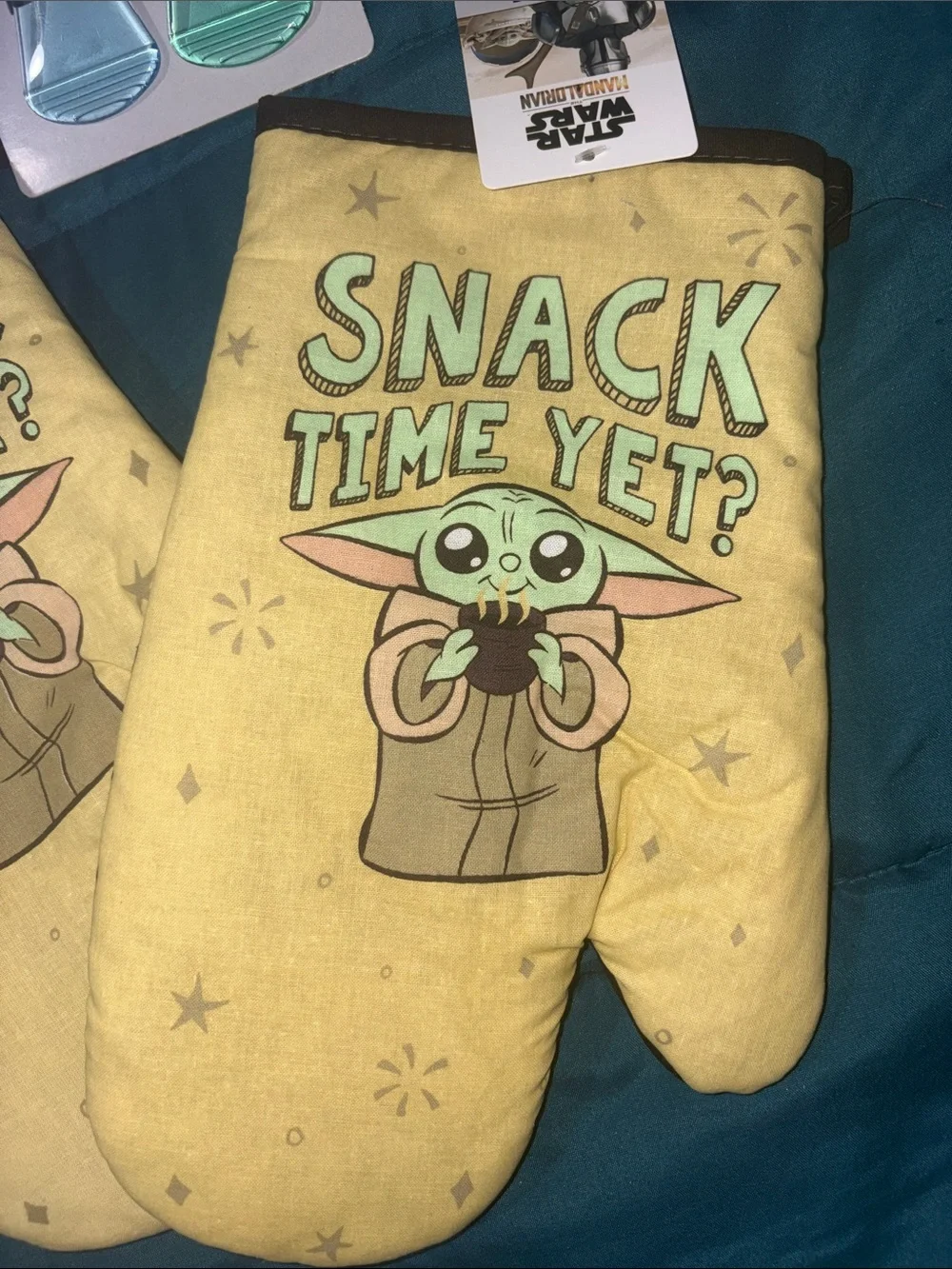 Star Wars The Mandalorian 'Snack Time Yet?' Baby Yoda Mitts & magnetic clips